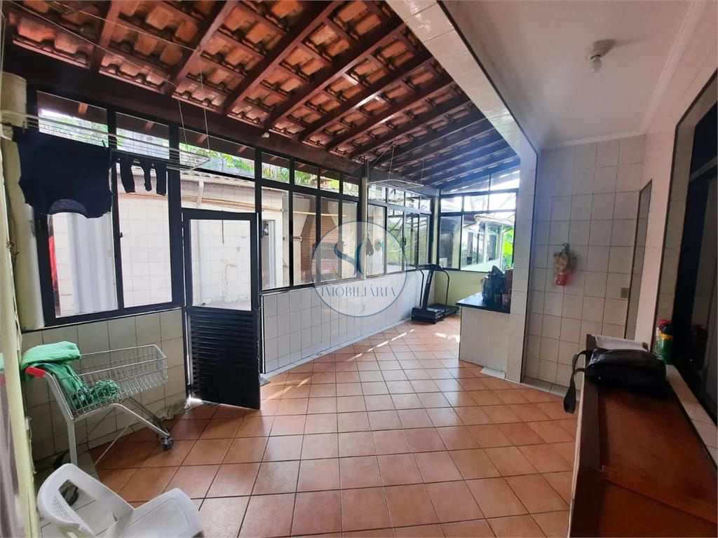 Casa à venda com 6 quartos, 270m² - Foto 4