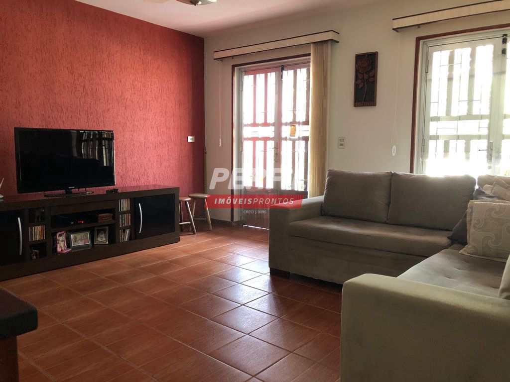Casa Assobradada com Leve Aclive - 3 Dormitórios sendo 01 Suíte