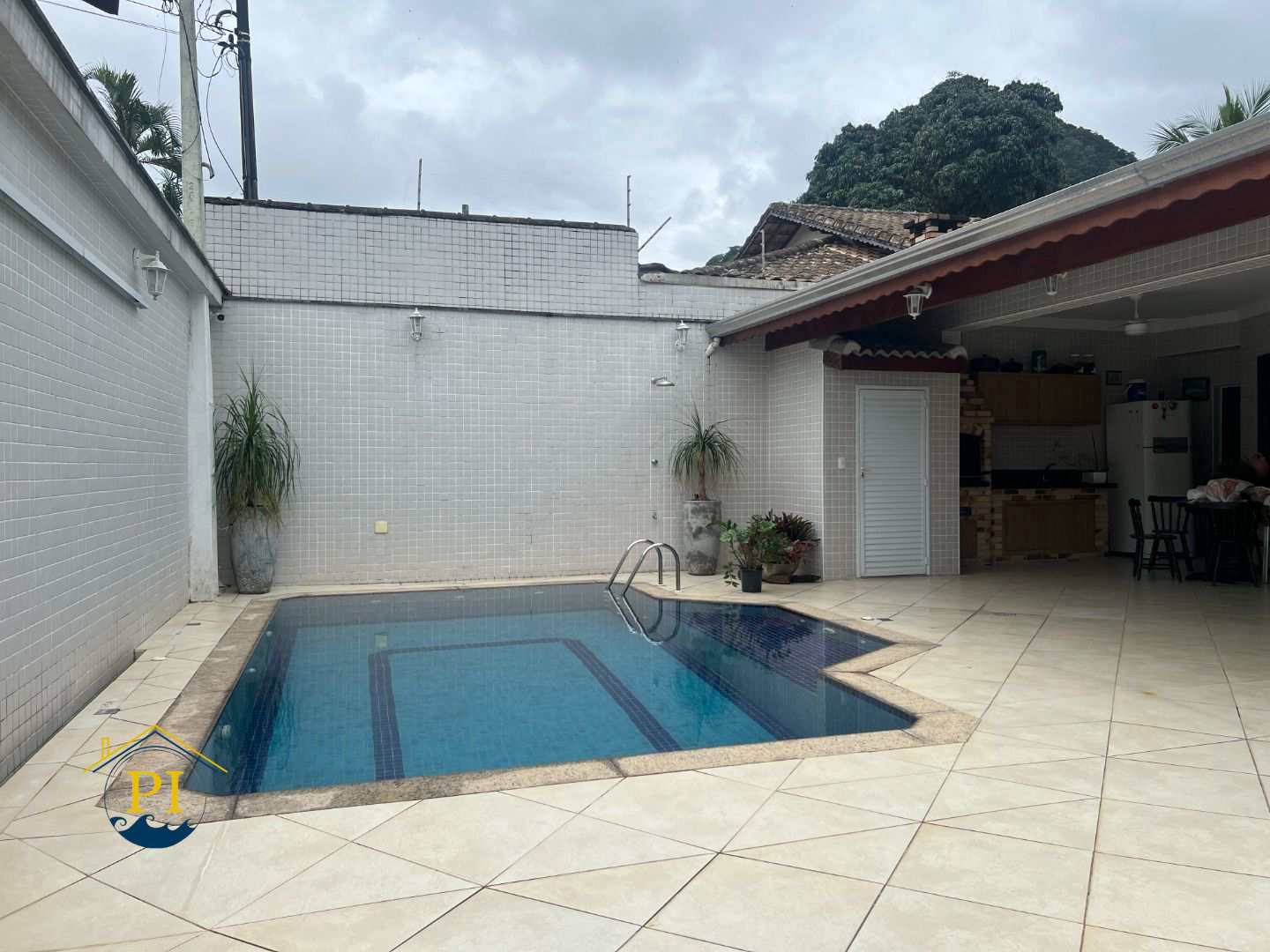 Casa à venda com 3 quartos, 200m² - Foto 1