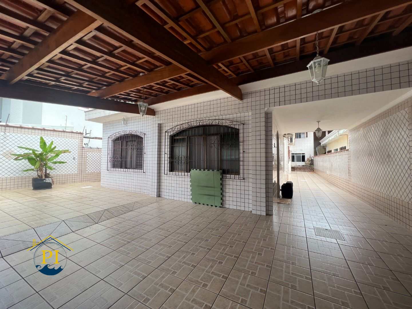 Casa à venda com 6 quartos, 302m² - Foto 1