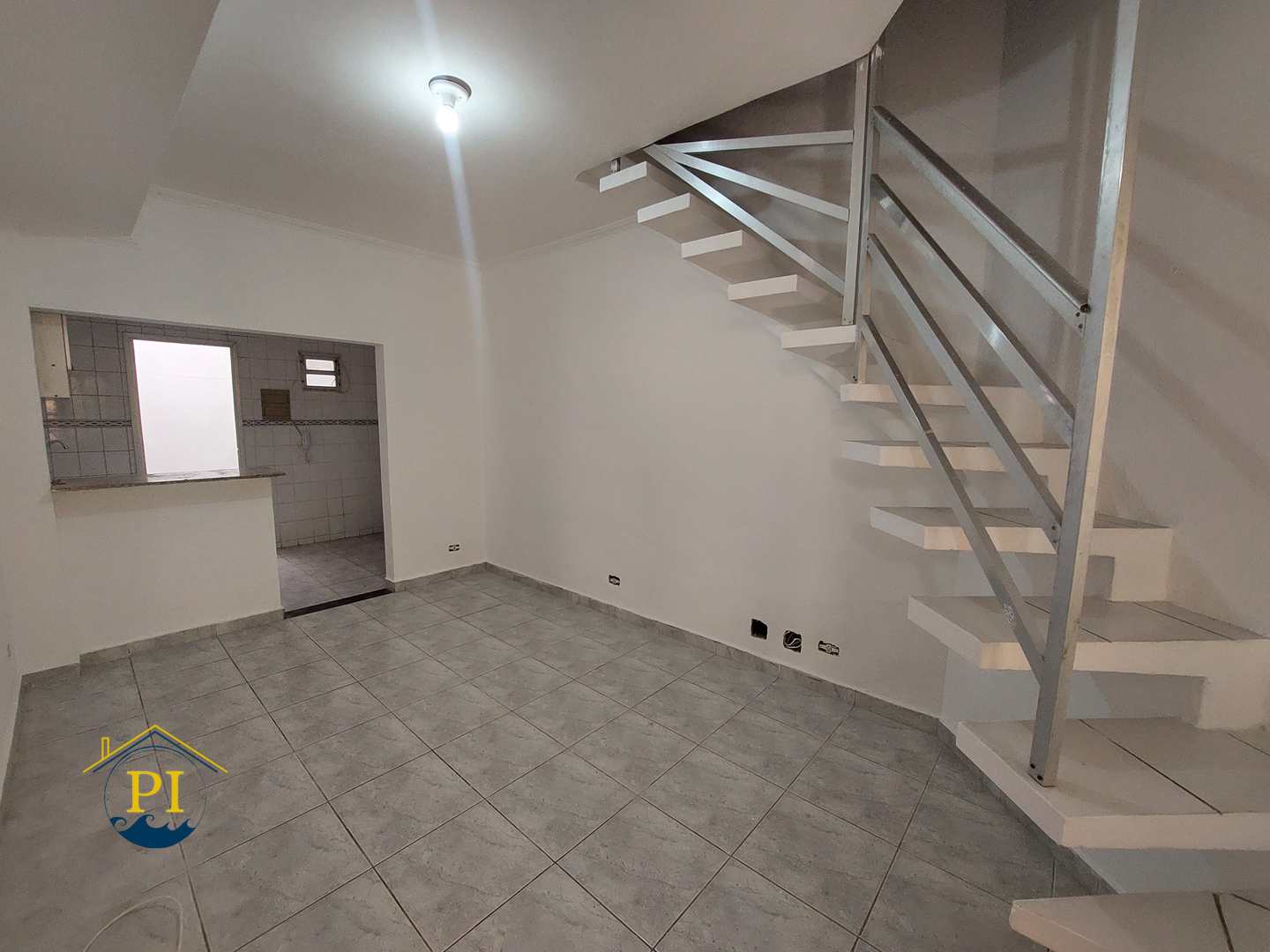 Casa à venda com 2 quartos, 70m² - Foto 2