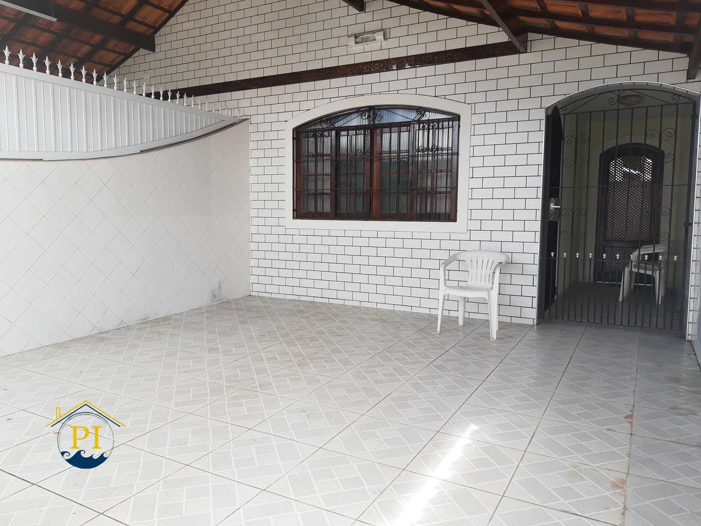 Casa à venda com 2 quartos, 70m² - Foto 1