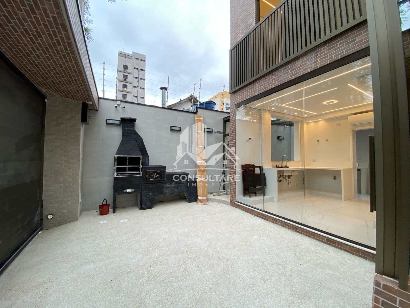 Casa para alugar com 4 quartos, 220m² - Foto 1
