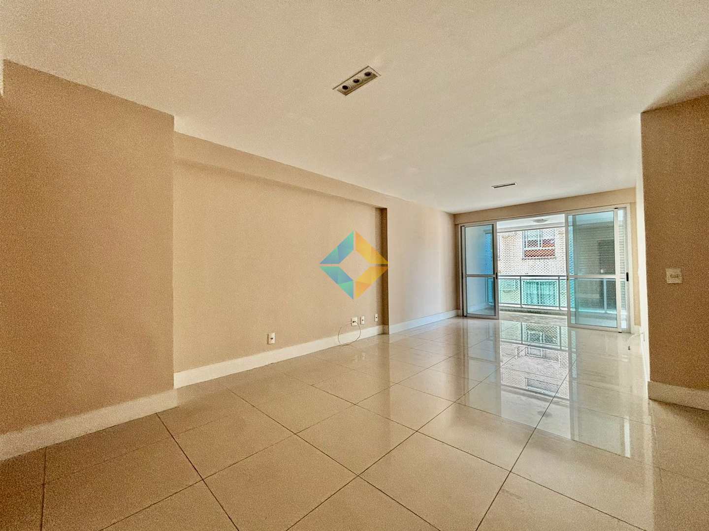 Apartamento à venda com 3 quartos, 130m² - Foto 1