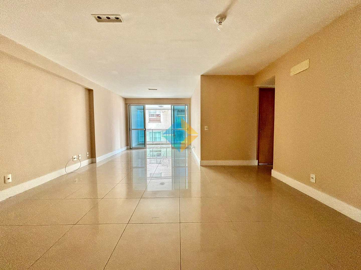 Apartamento à venda com 3 quartos, 130m² - Foto 2