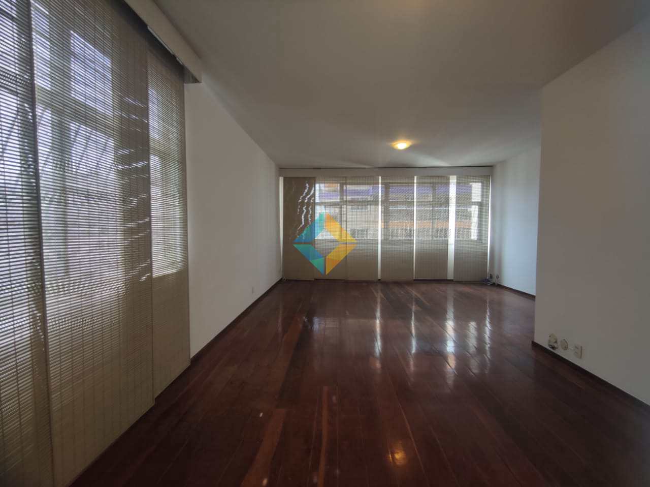 Apartamento à venda com 3 quartos, 140m² - Foto 2