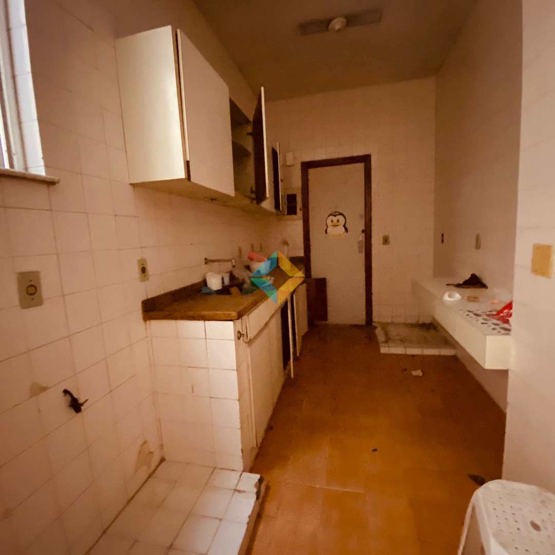 Apartamento à venda com 3 quartos, 130m² - Foto 2