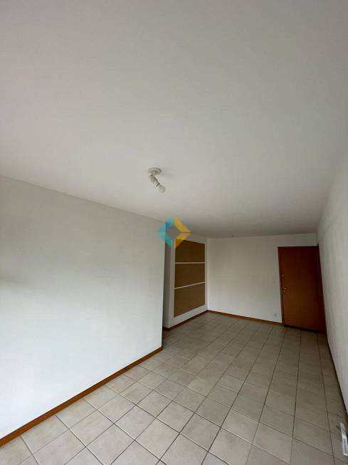 Apartamento à venda com 2 quartos, 80m² - Foto 3