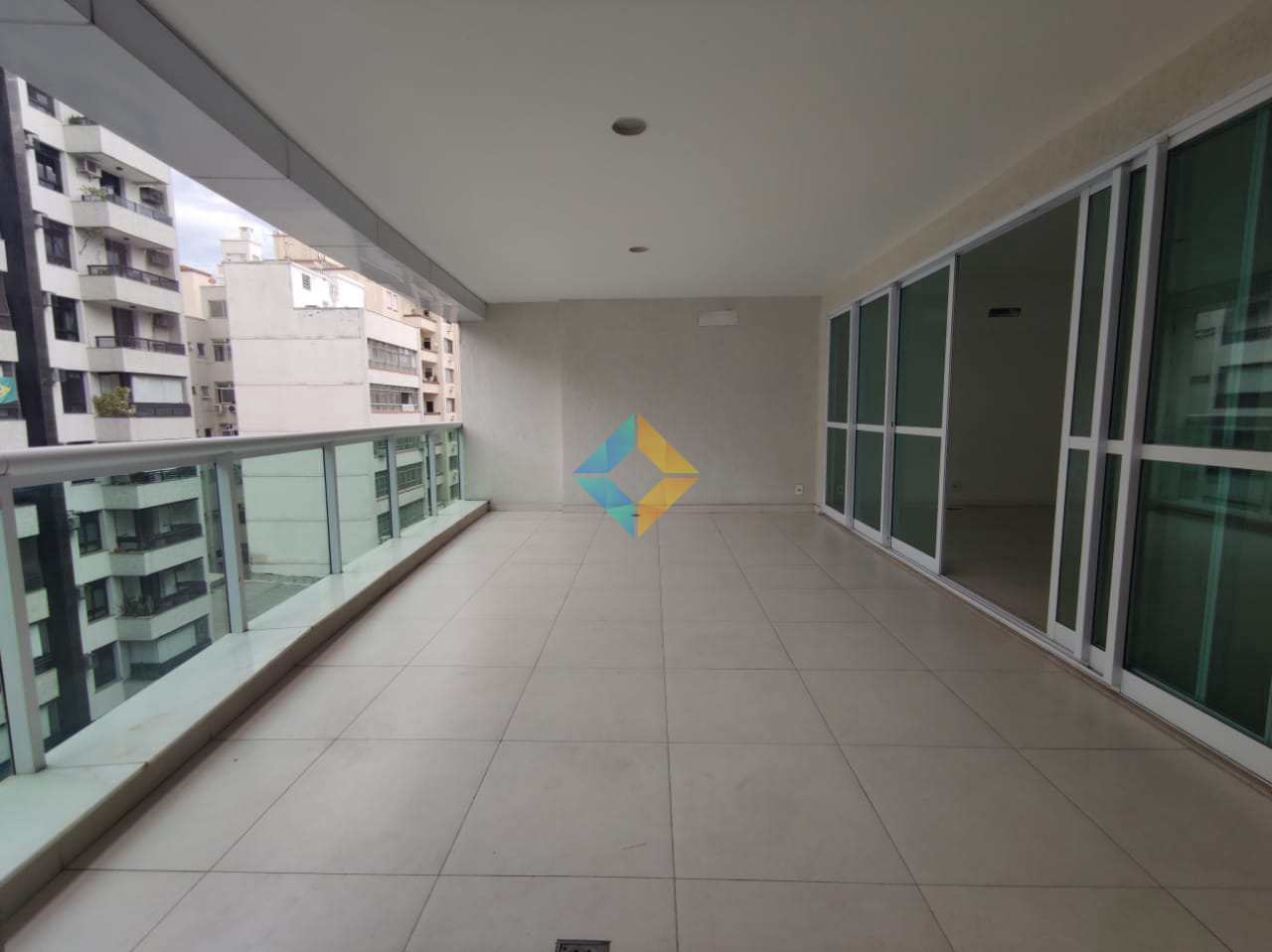 Apartamento para alugar com 4 quartos, 240m² - Foto 2