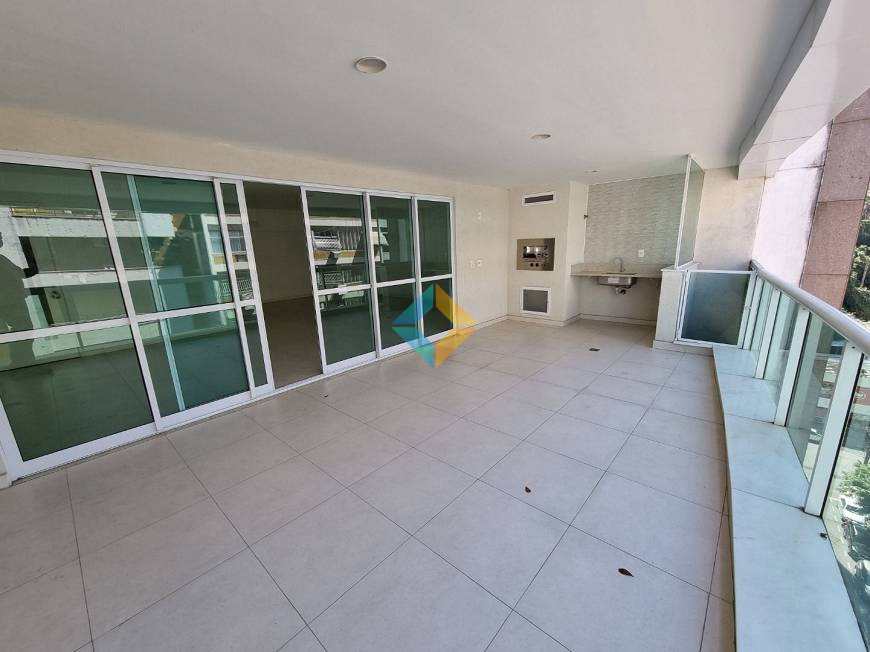 Apartamento para alugar com 4 quartos, 240m² - Foto 4