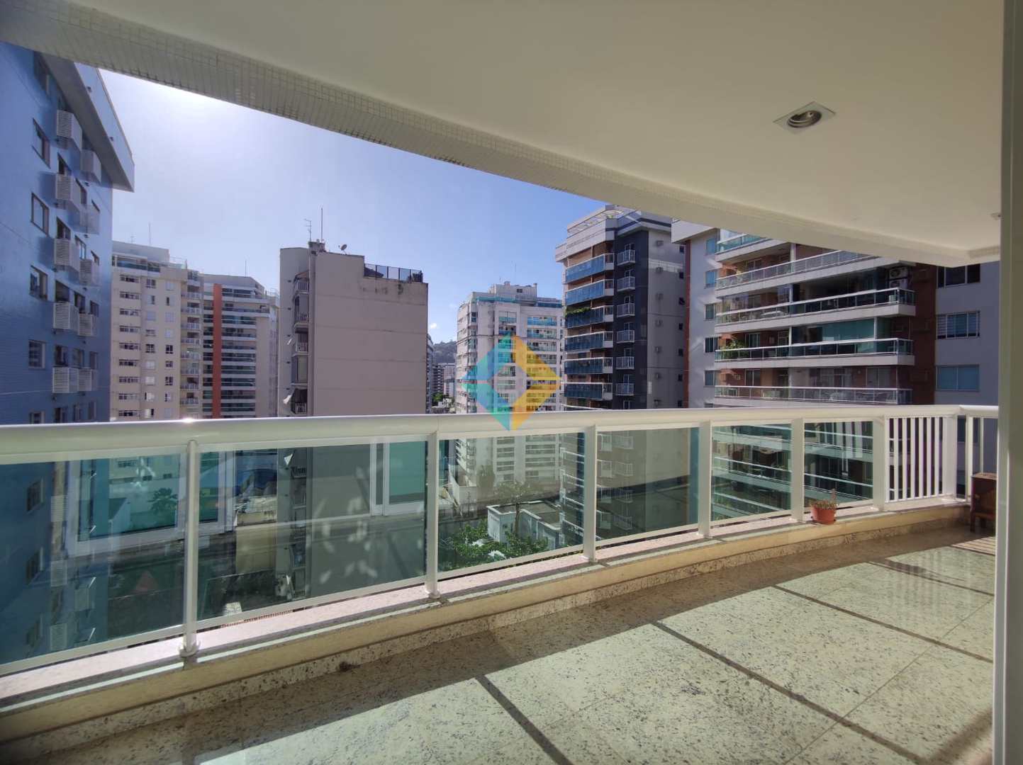 Apartamento à venda com 3 quartos, 130m² - Foto 1