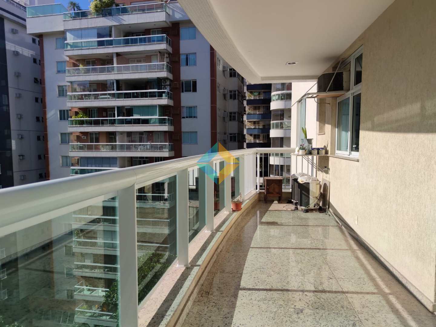 Apartamento à venda com 3 quartos, 130m² - Foto 2