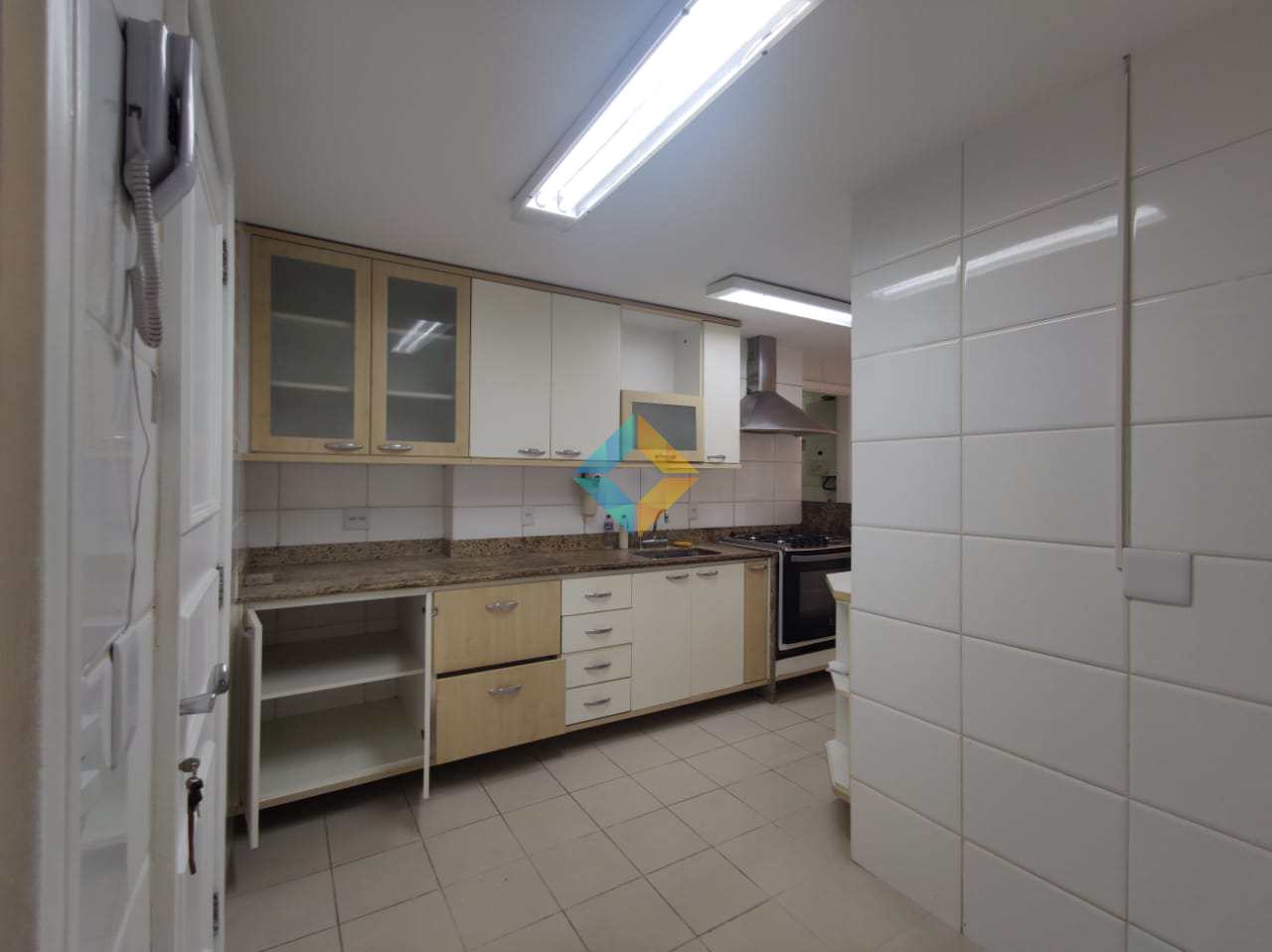 Apartamento para alugar com 3 quartos, 150m² - Foto 29