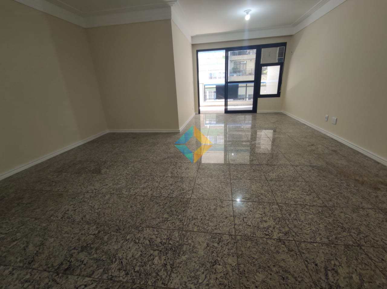 Apartamento para alugar com 3 quartos, 150m² - Foto 12