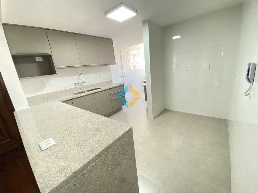 Apartamento à venda com 3 quartos, 140m² - Foto 2