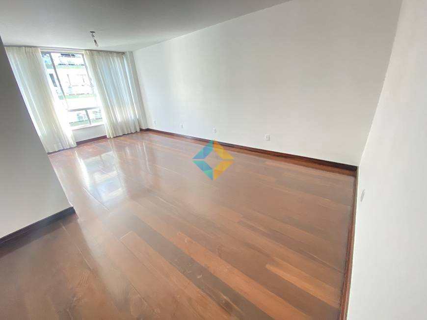 Apartamento à venda com 3 quartos, 140m² - Foto 4