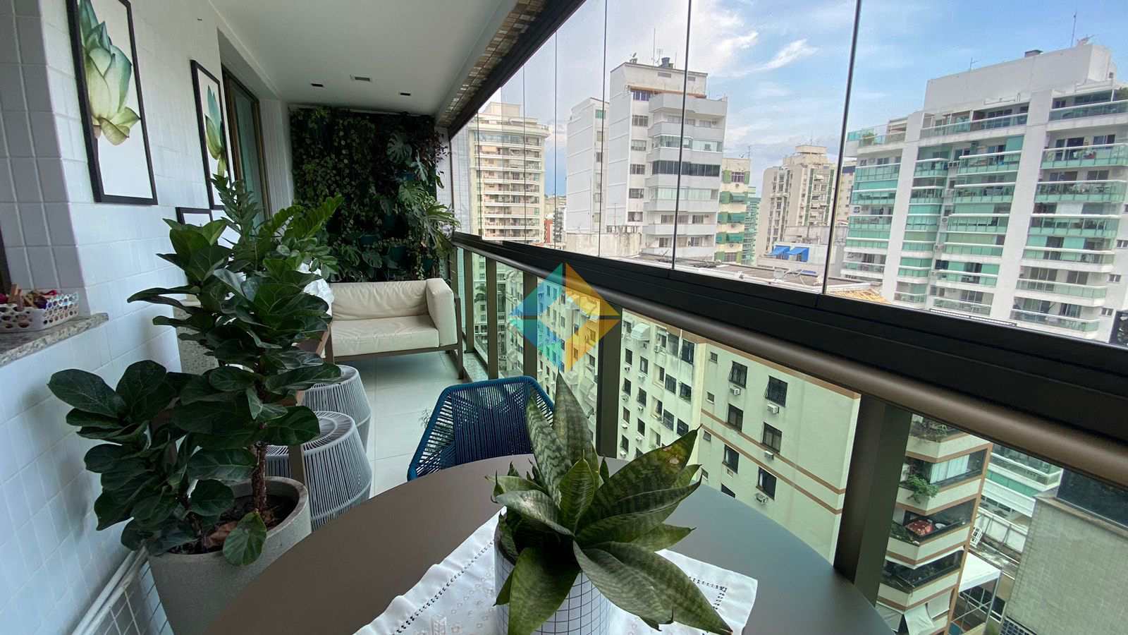 Apartamento à venda com 2 quartos, 70m² - Foto 2