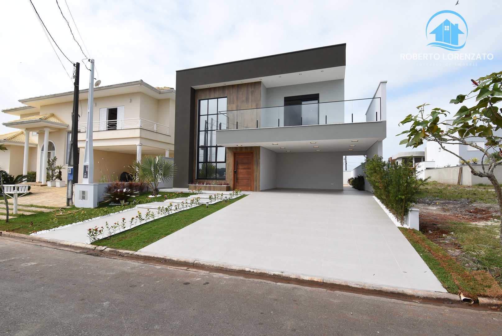 Casa à venda com 4 quartos, 215m² - Foto 1