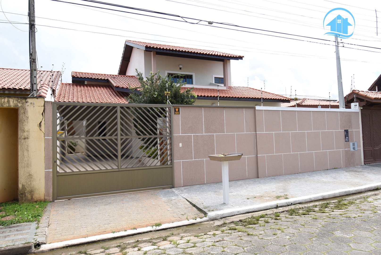 Casa à venda com 4 quartos, 187m² - Foto 1