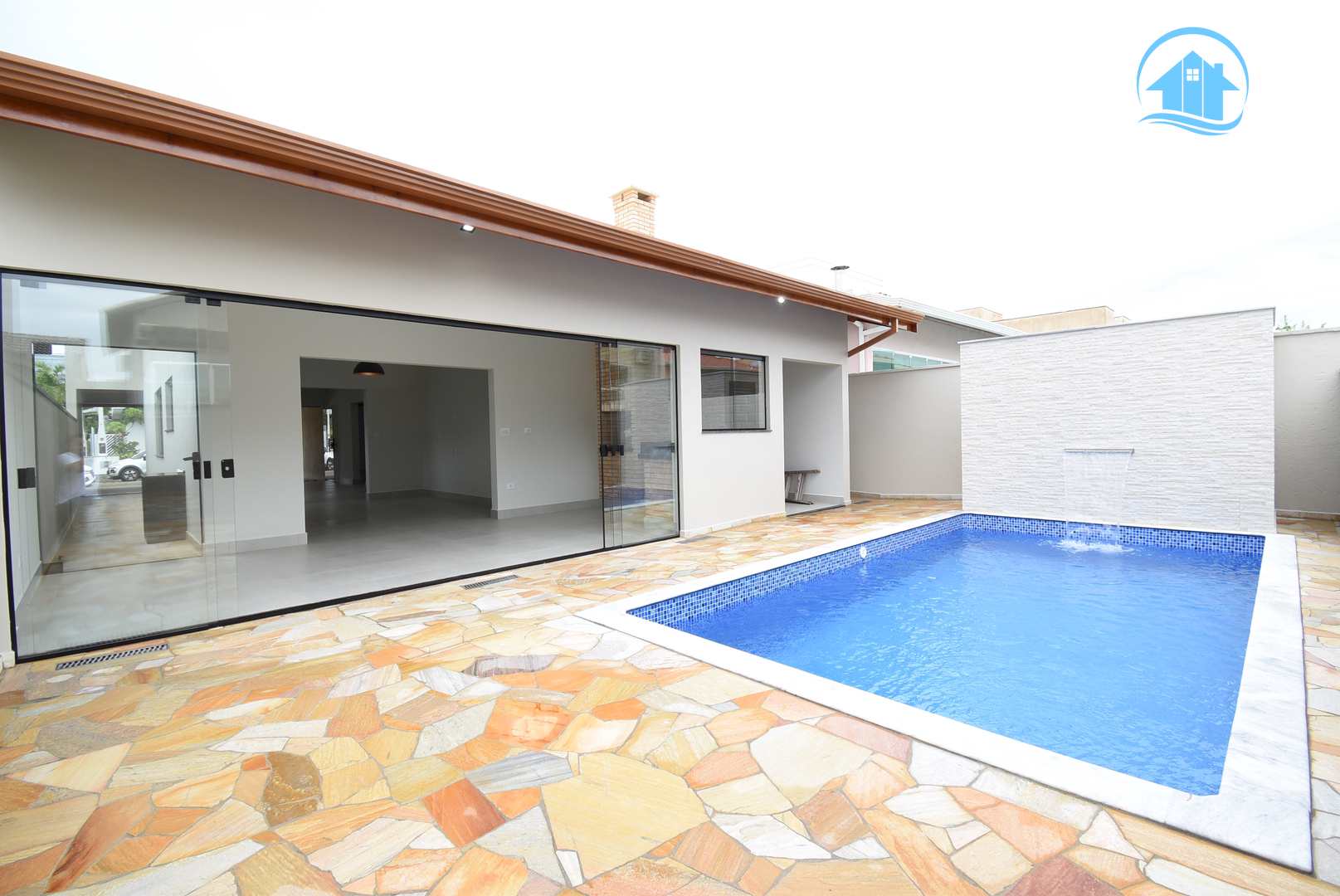 Casa à venda com 3 quartos, 148m² - Foto 1