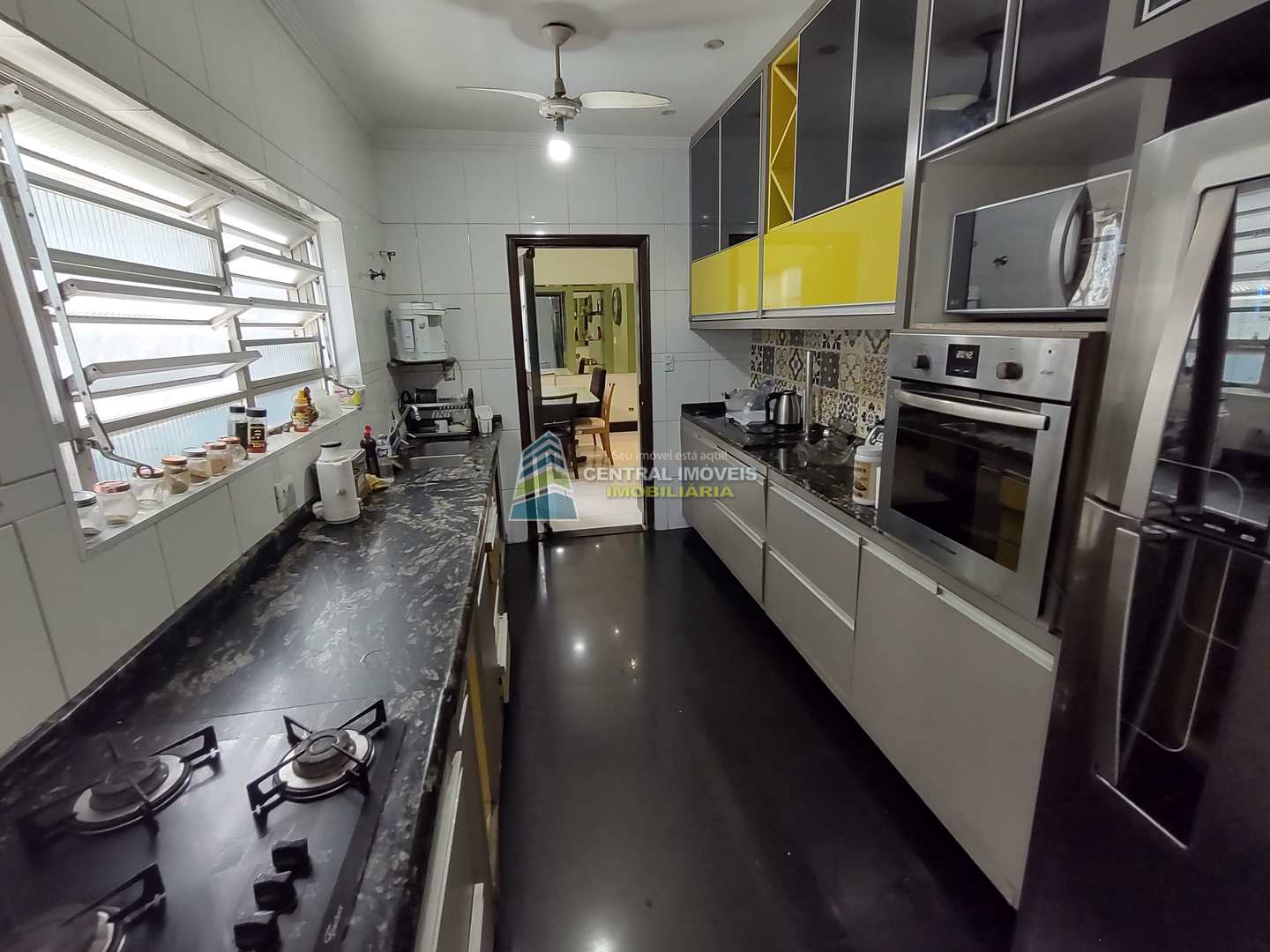 Casa à venda com 3 quartos, 300m² - Foto 1