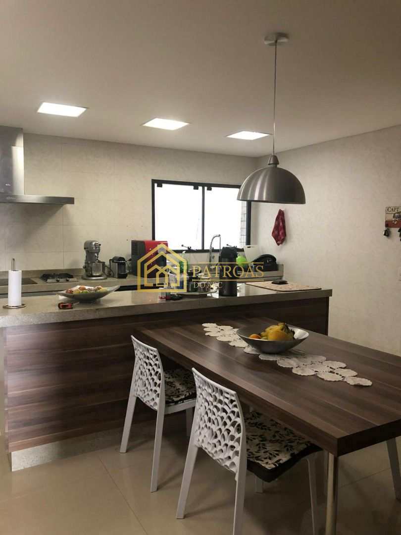 Apartamento à venda com 3 quartos, 206m² - Foto 4