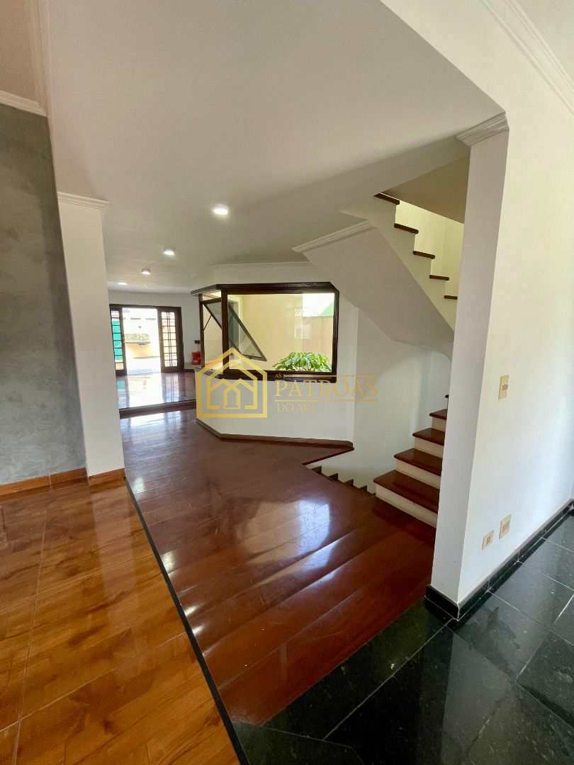 Sobrado à venda com 4 quartos, 361m² - Foto 2