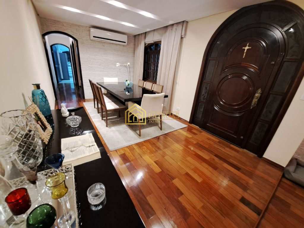 Sobrado à venda com 3 quartos, 300m² - Foto 1