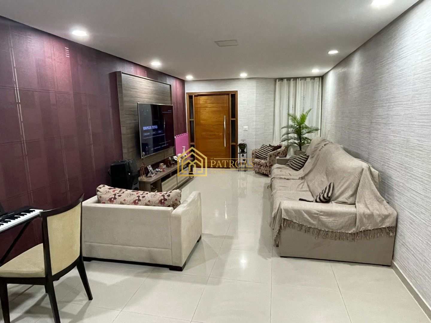 Sobrado à venda com 3 quartos, 250m² - Foto 1