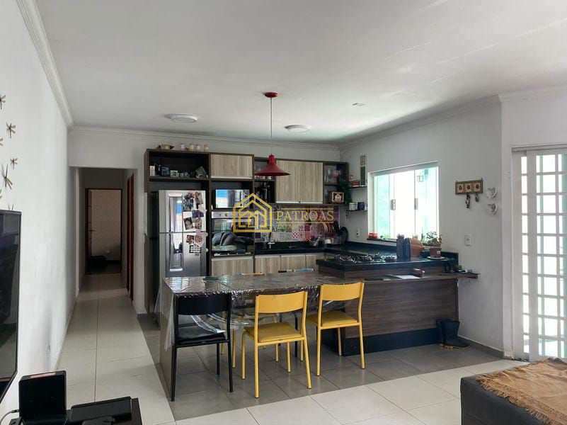 Casa à venda com 2 quartos, 185m² - Foto 1