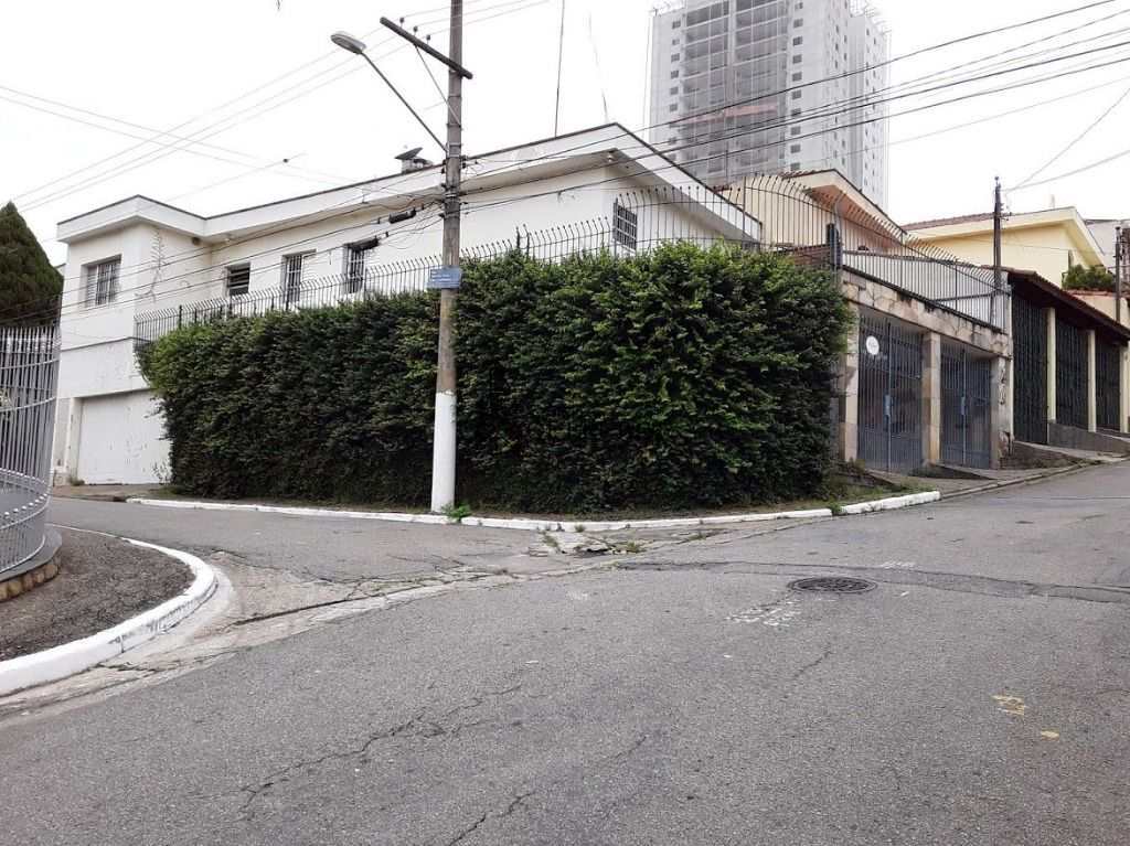 Sobrado à venda com 4 quartos, 228m² - Foto 1