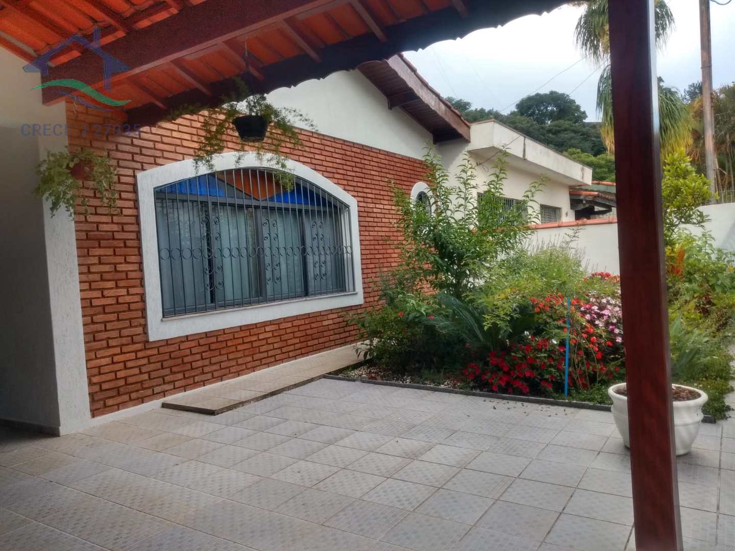 Casa à venda com 3 quartos, 142m² - Foto 1