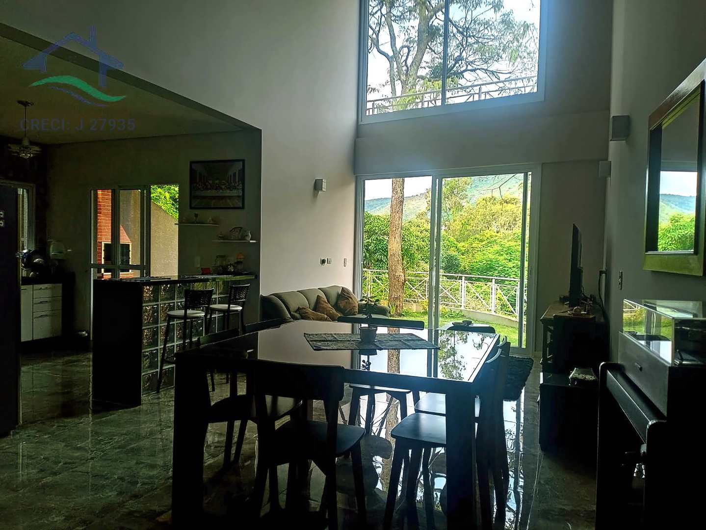 Casa de Condomínio à venda com 3 quartos, 240m² - Foto 1