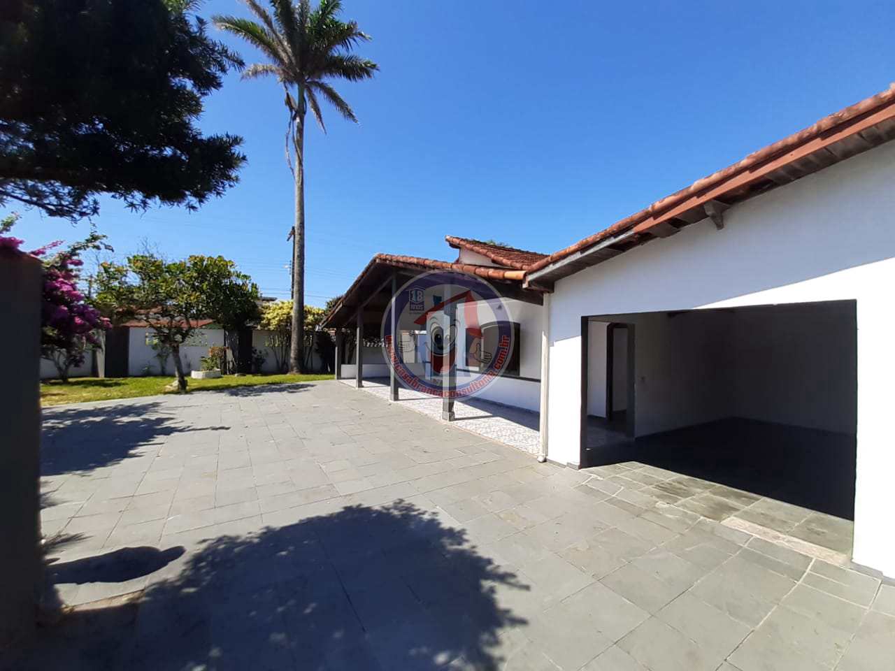 Casa à venda com 3 quartos, 200m² - Foto 1