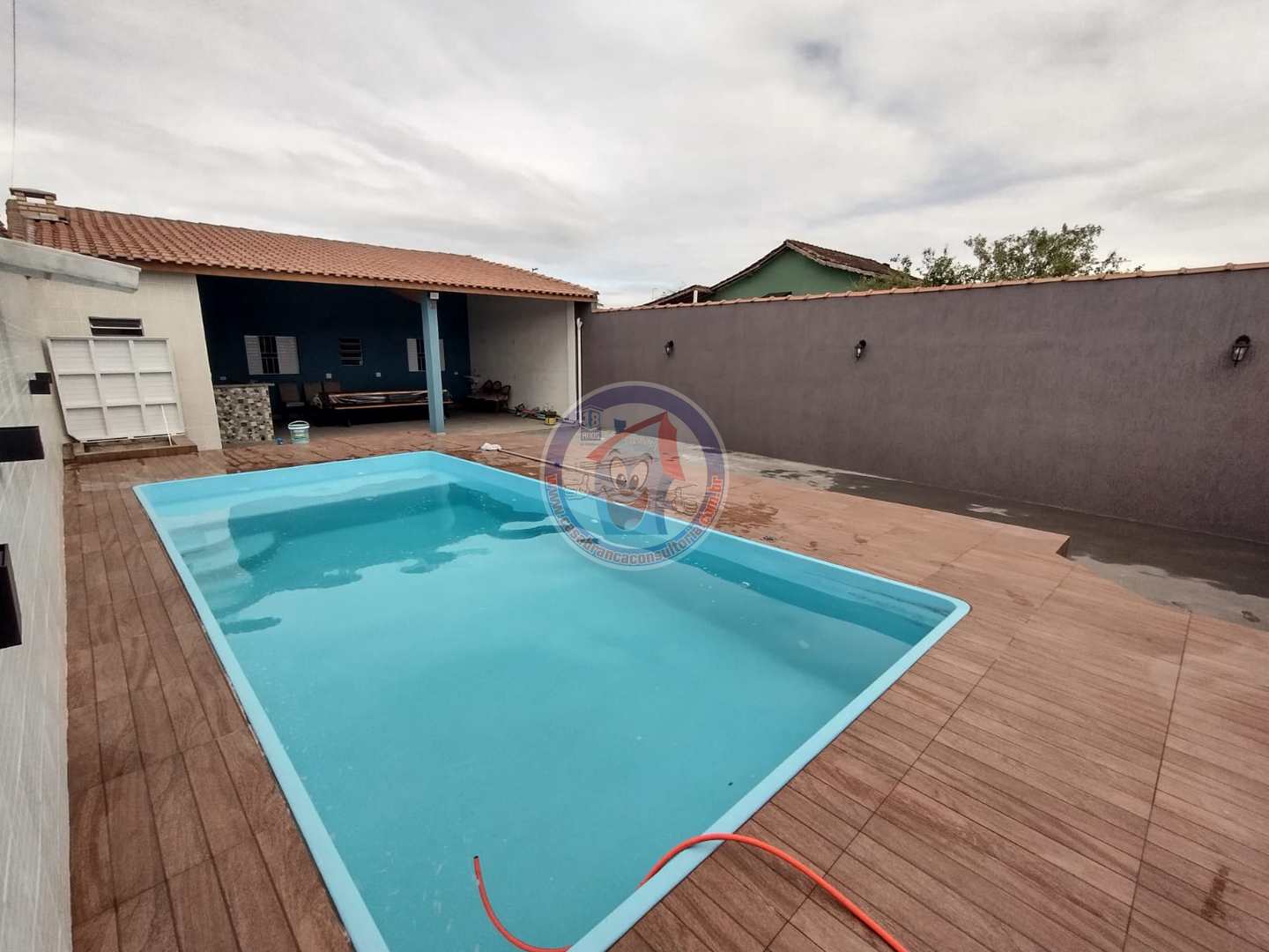 Casa à venda com 3 quartos, 100m² - Foto 1