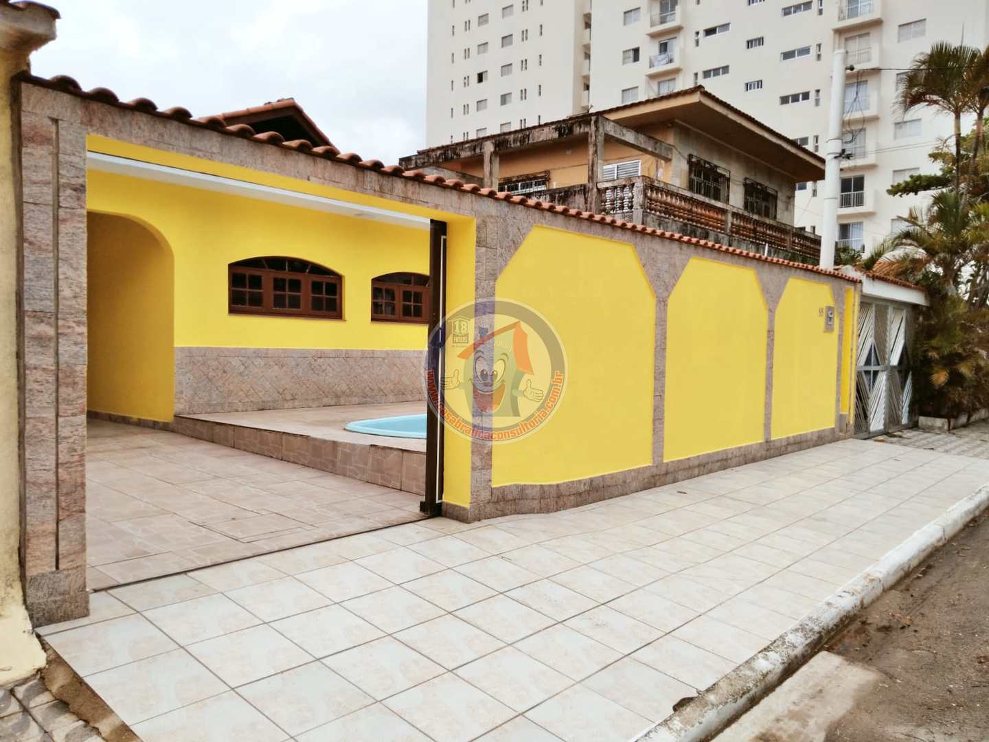 Casa à venda com 4 quartos, 270m² - Foto 1