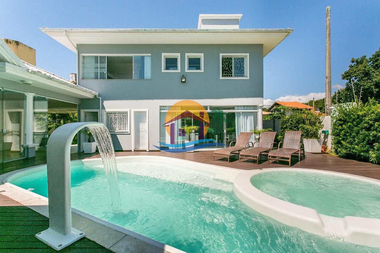 Casa alto padrão com piscina 4 dorms, 300m do mar dos Ingleses