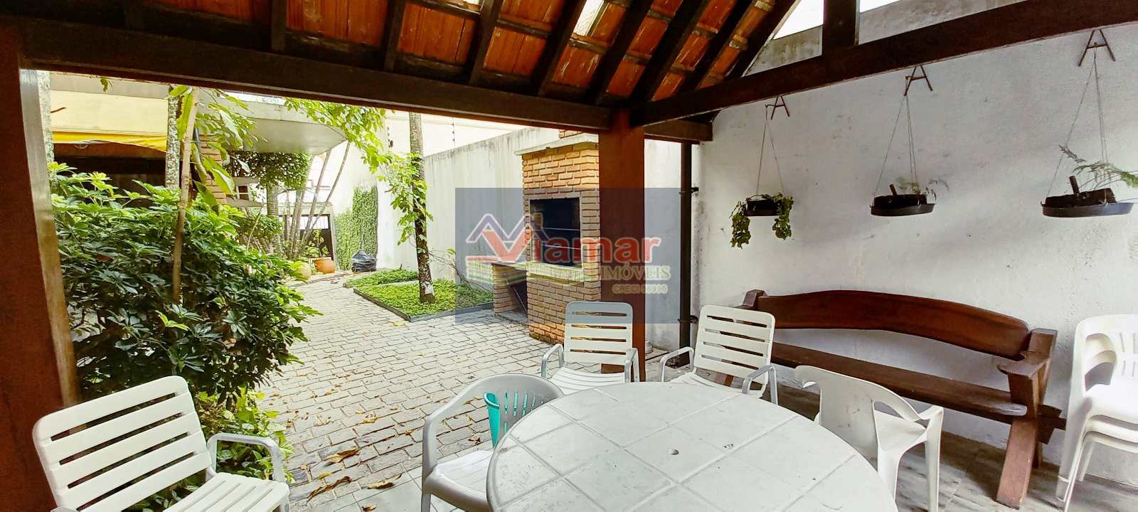 Casa à venda com 8 quartos, 320m² - Foto 2