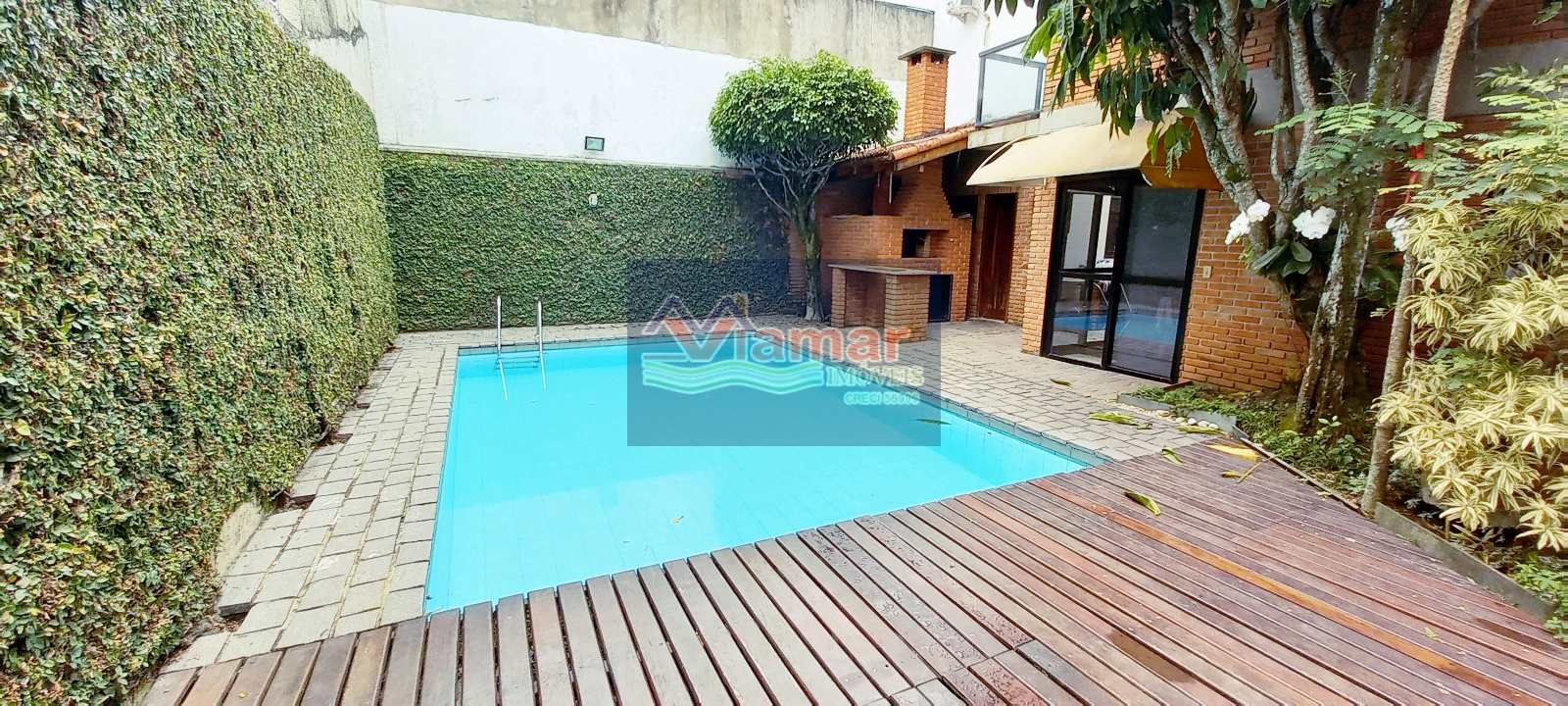 Casa à venda com 8 quartos, 320m² - Foto 1