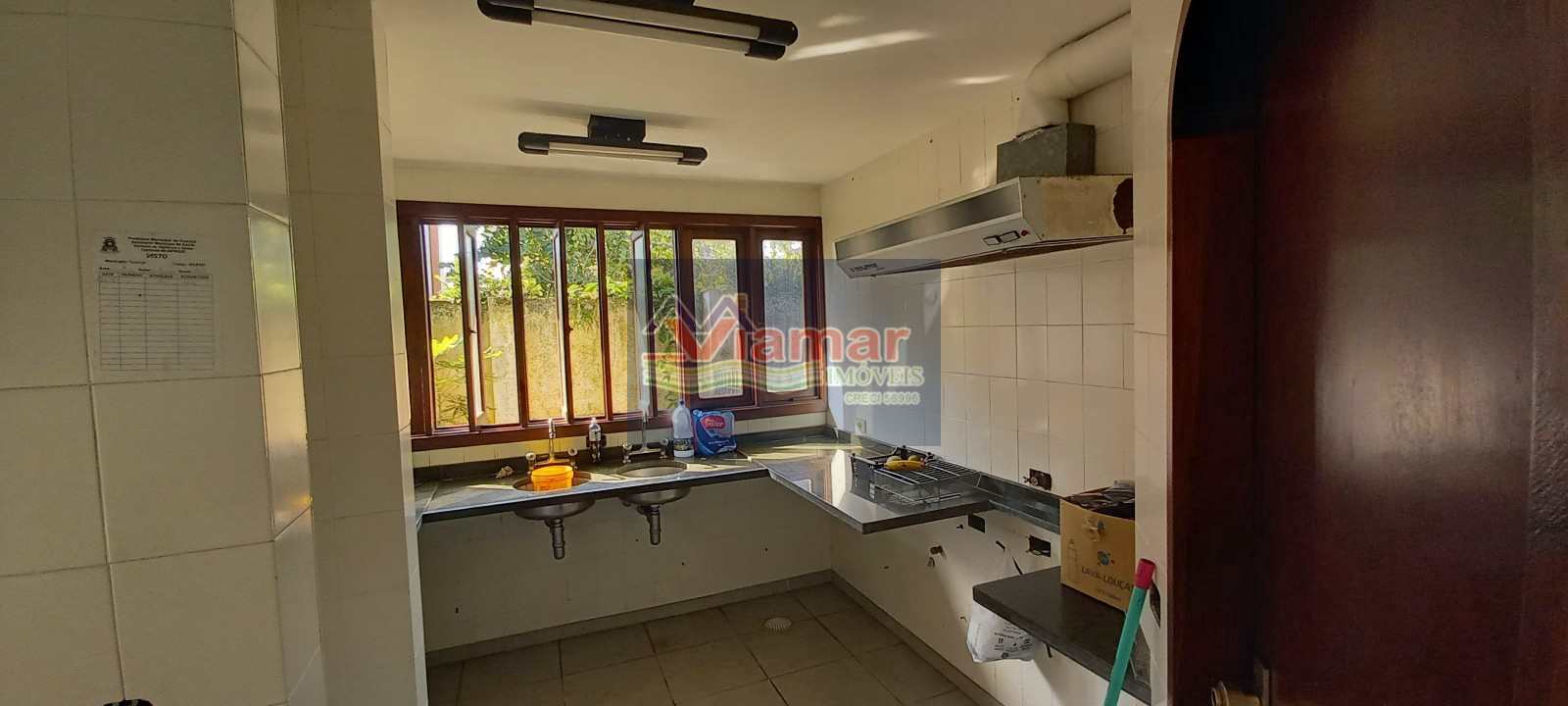 Casa à venda com 3 quartos, 240m² - Foto 2