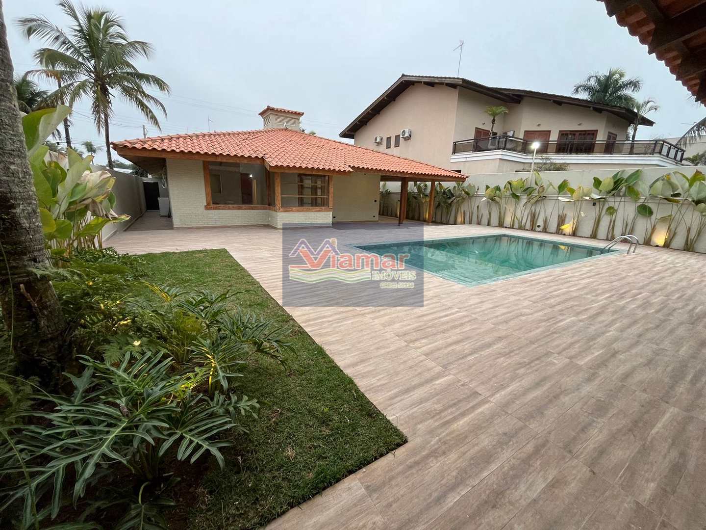 Casa de Condomínio à venda com 4 quartos, 320m² - Foto 1