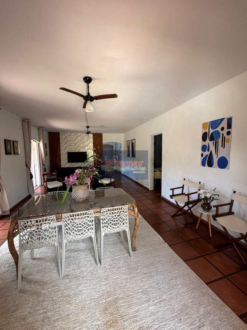 Casa para alugar com 4 quartos, 225m² - Foto 12