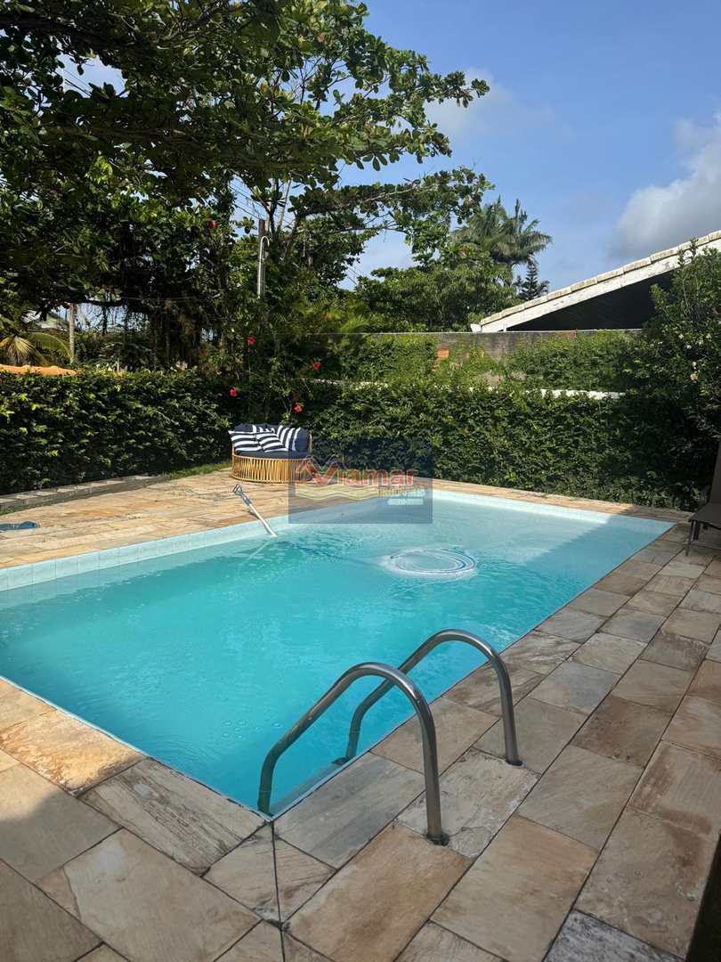 Casa para alugar com 4 quartos, 225m² - Foto 1