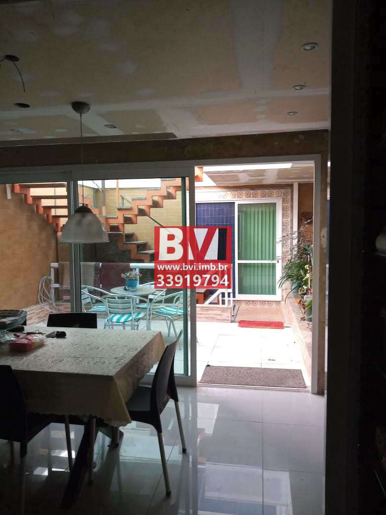 Casa à venda com 6 quartos, 230m² - Foto 1