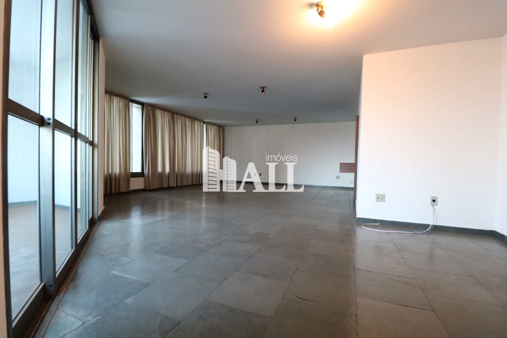 Apartamento à venda com 4 quartos, 234m² - Foto 2