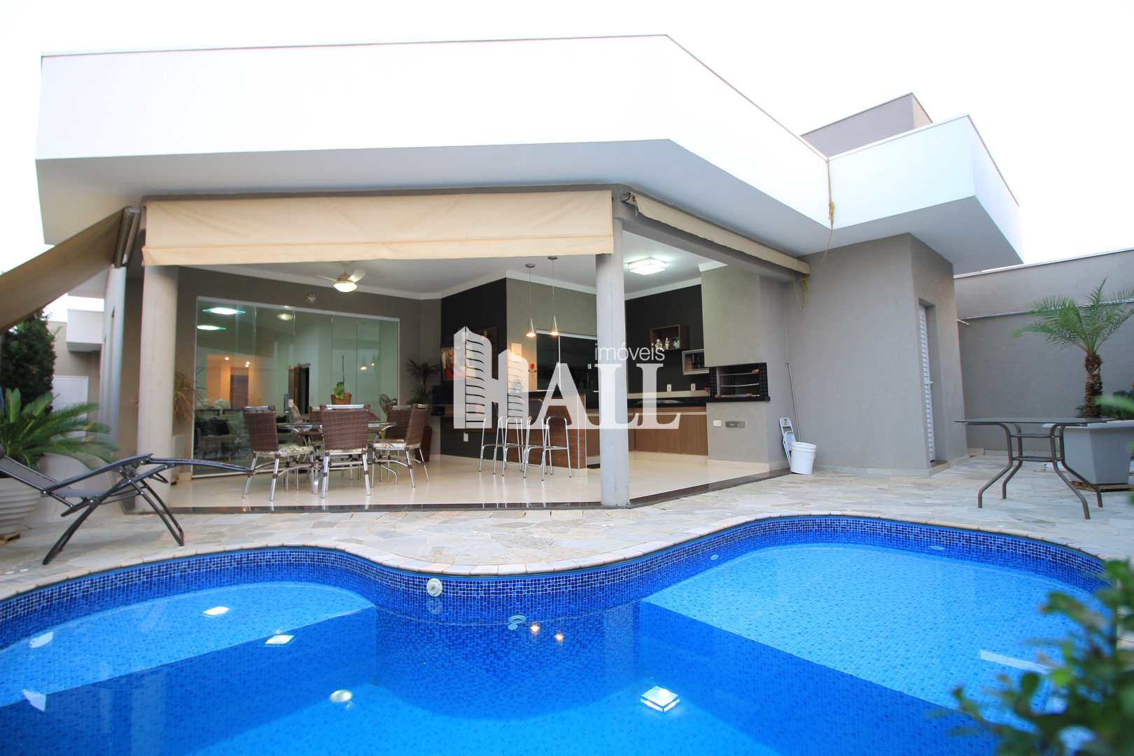 Casa de Condomínio à venda com 3 quartos, 250m² - Foto 1