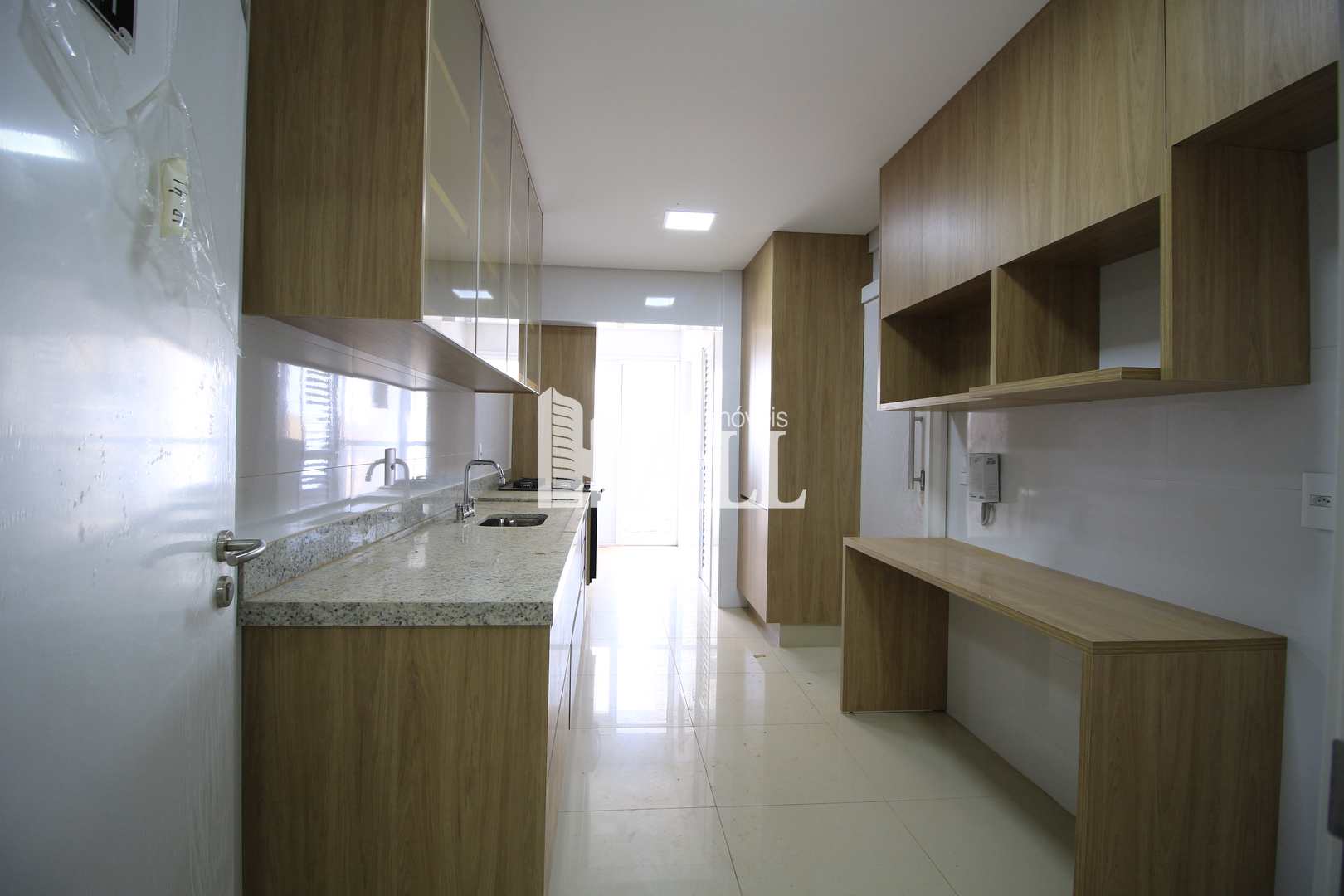 Apartamento à venda com 3 quartos, 135m² - Foto 2