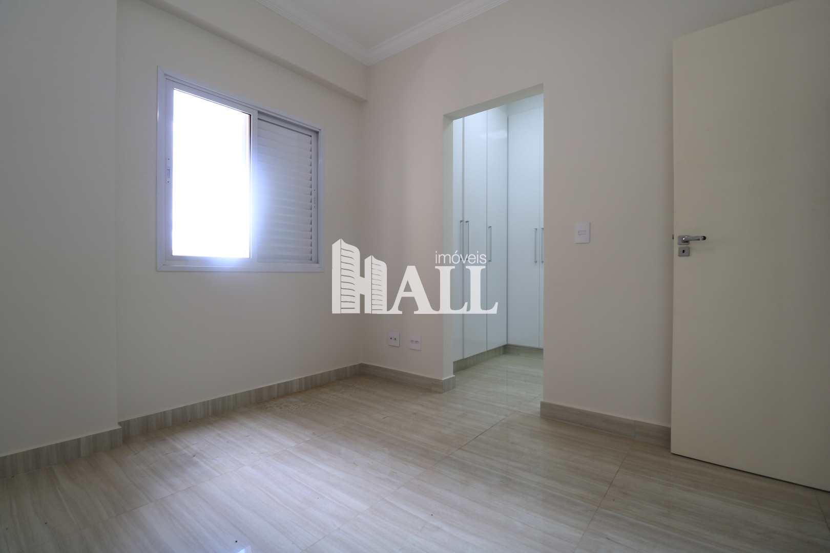 Apartamento à venda com 2 quartos, 64m² - Foto 4