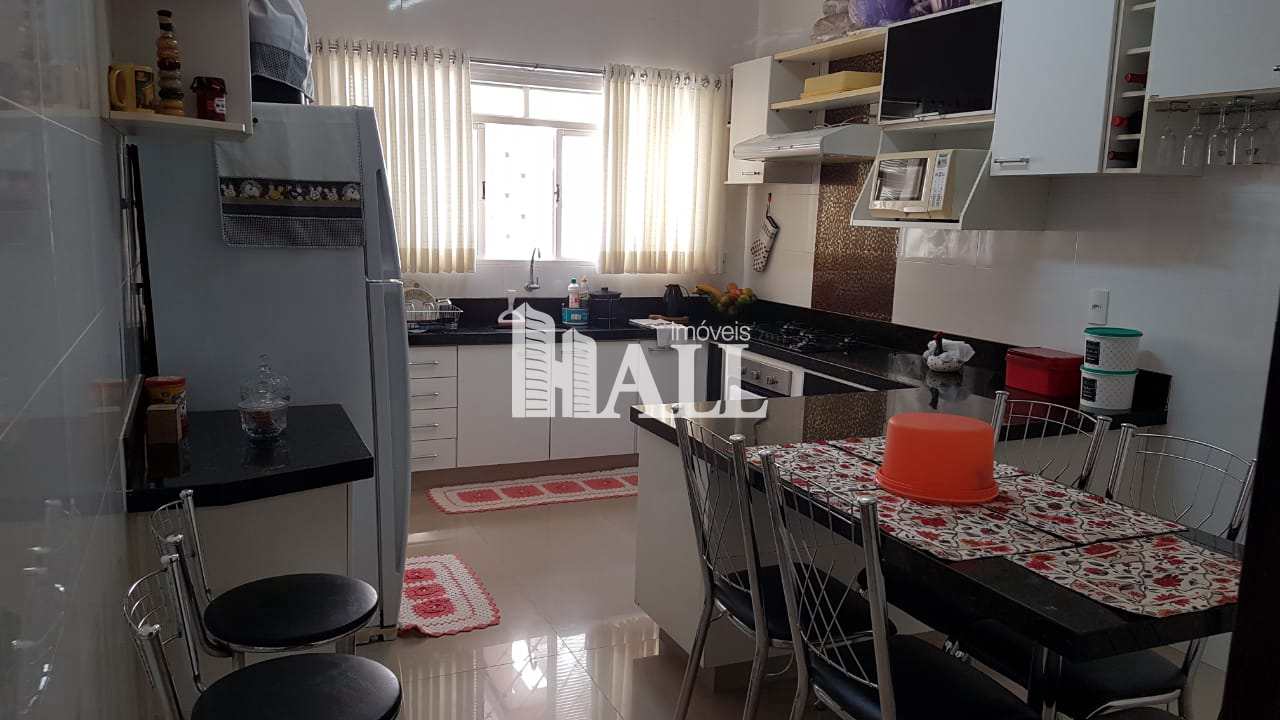 Casa à venda com 3 quartos, 142m² - Foto 1