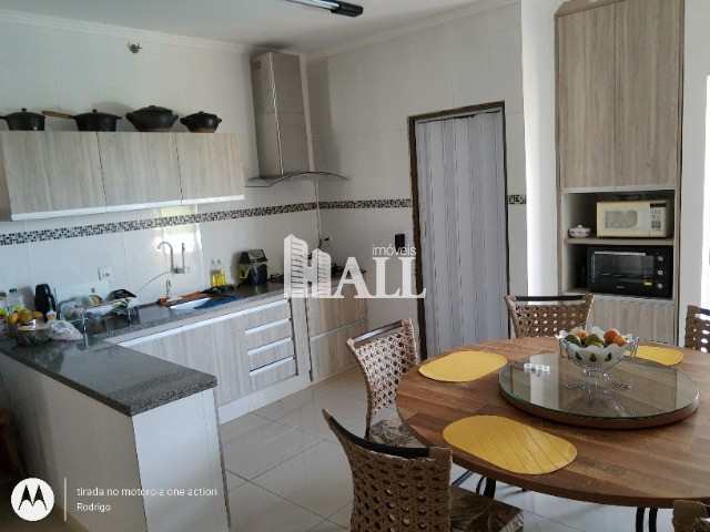 Casa à venda com 3 quartos, 245m² - Foto 2